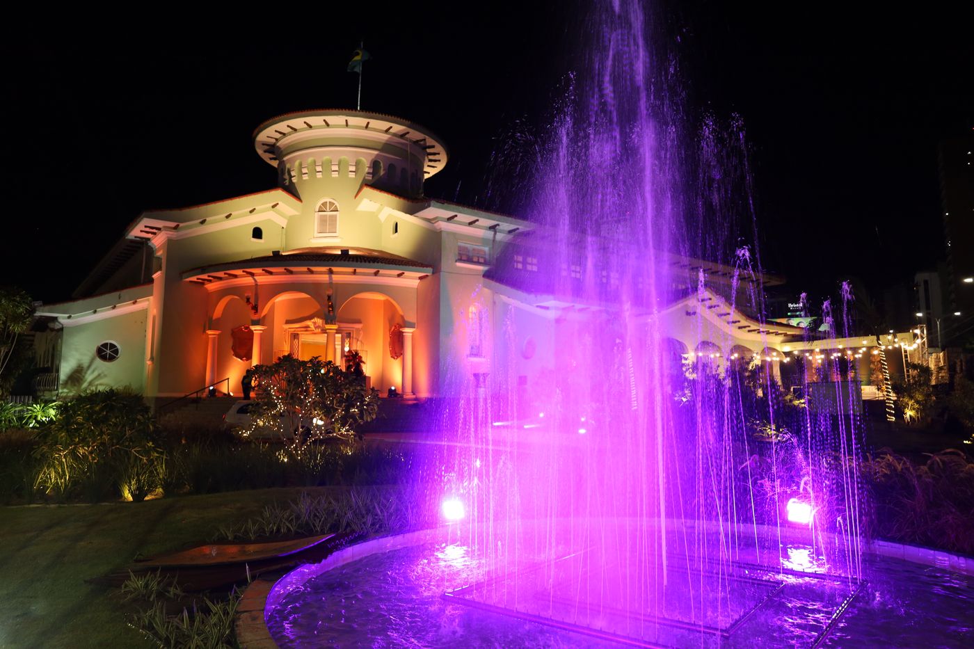Sede do Náutico com a fonte iluminada de lilás