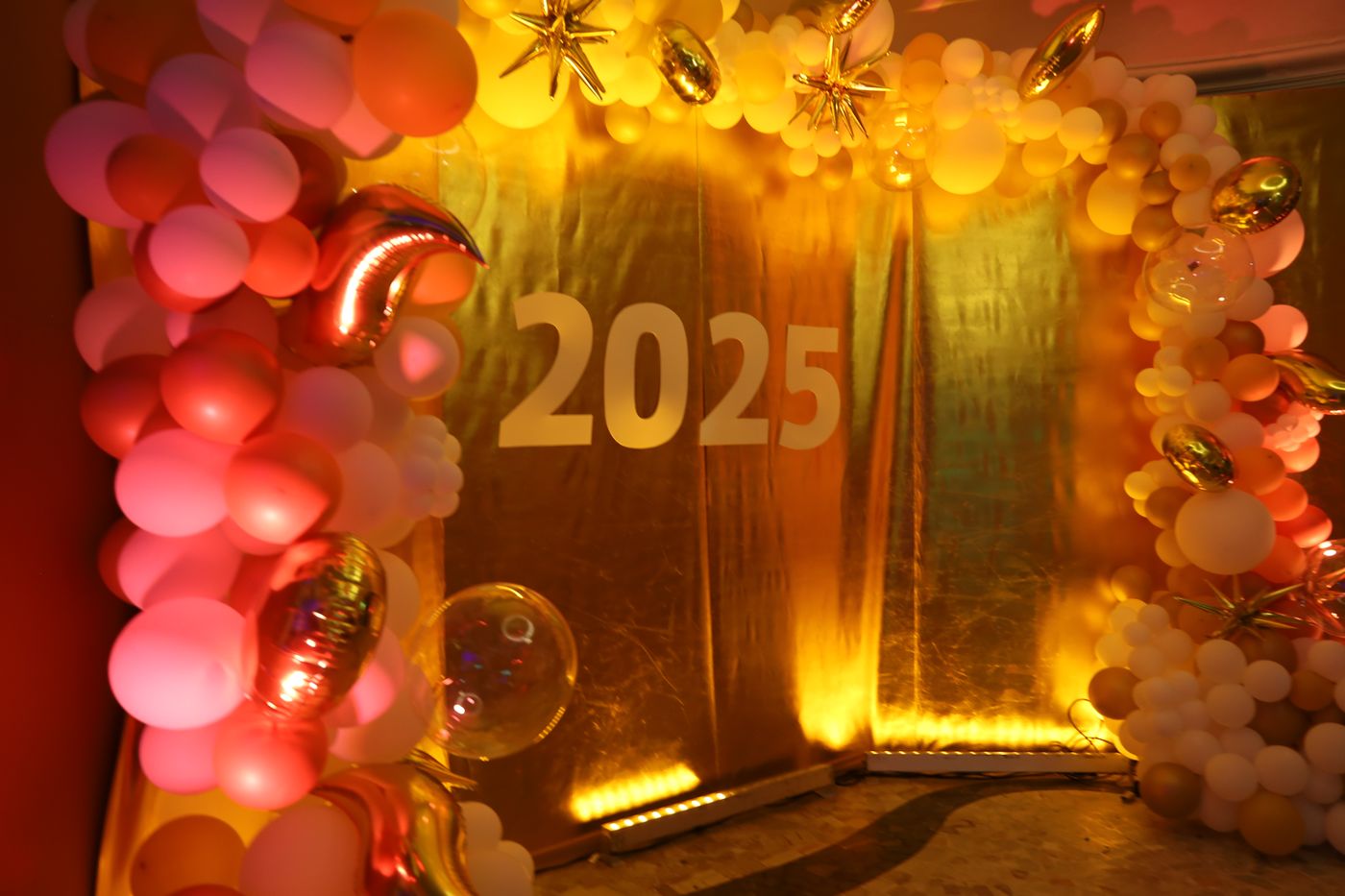 Painel de balões e cortina dourada de 2025