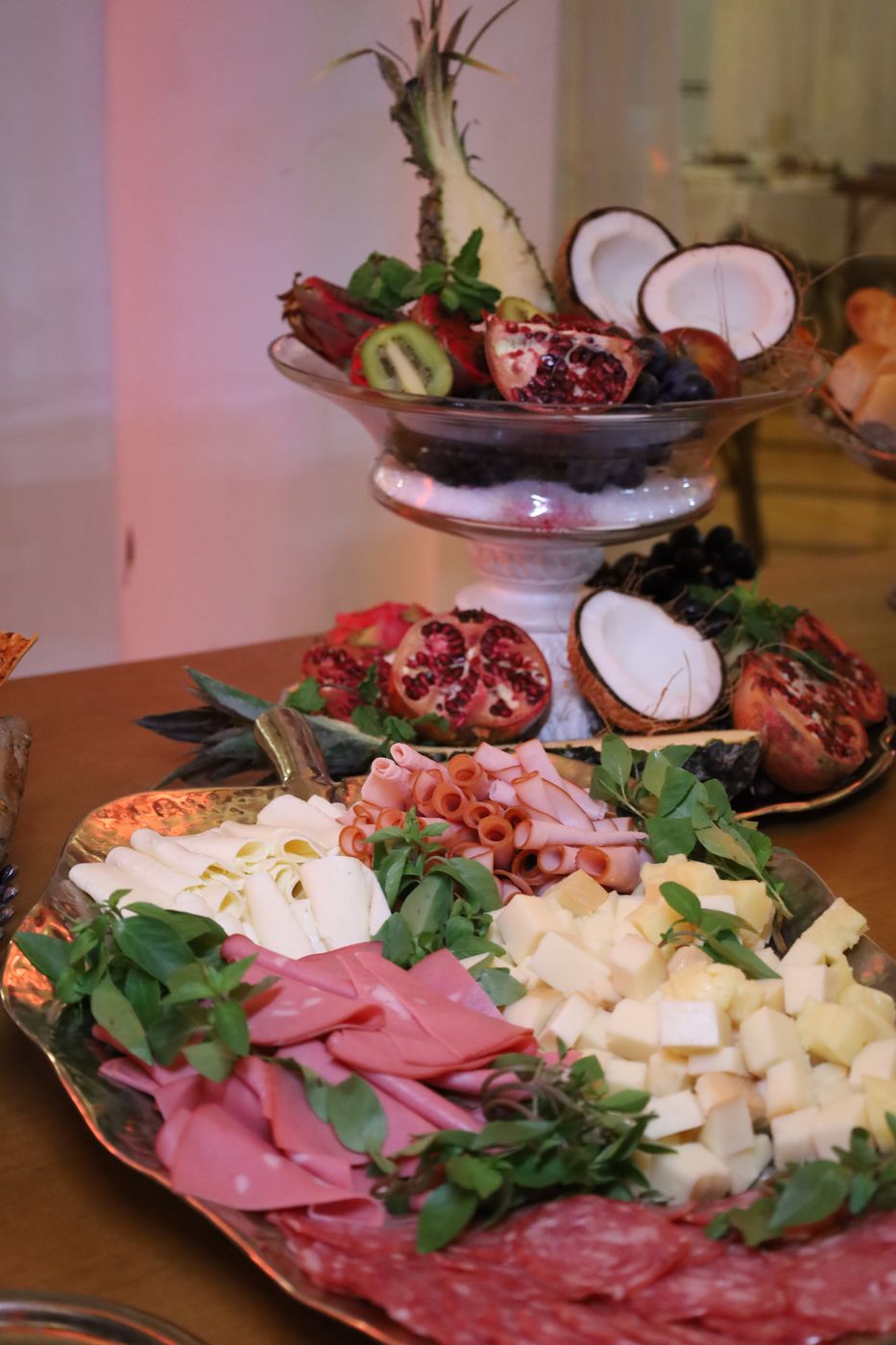 Mesa de frios e frutas tropicais do buffet