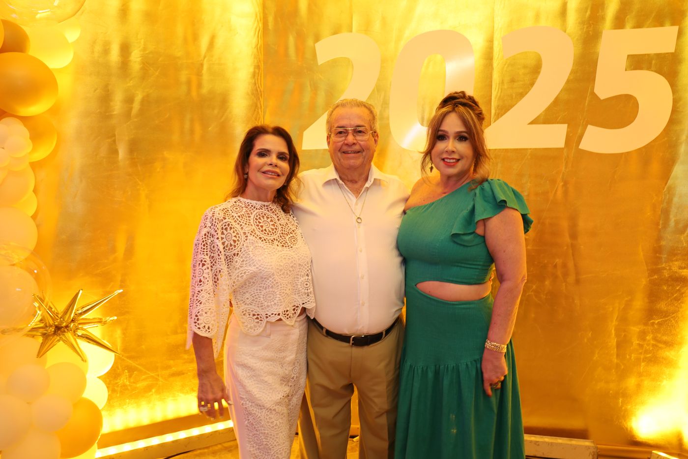 Convidados no painel dourado de 2025