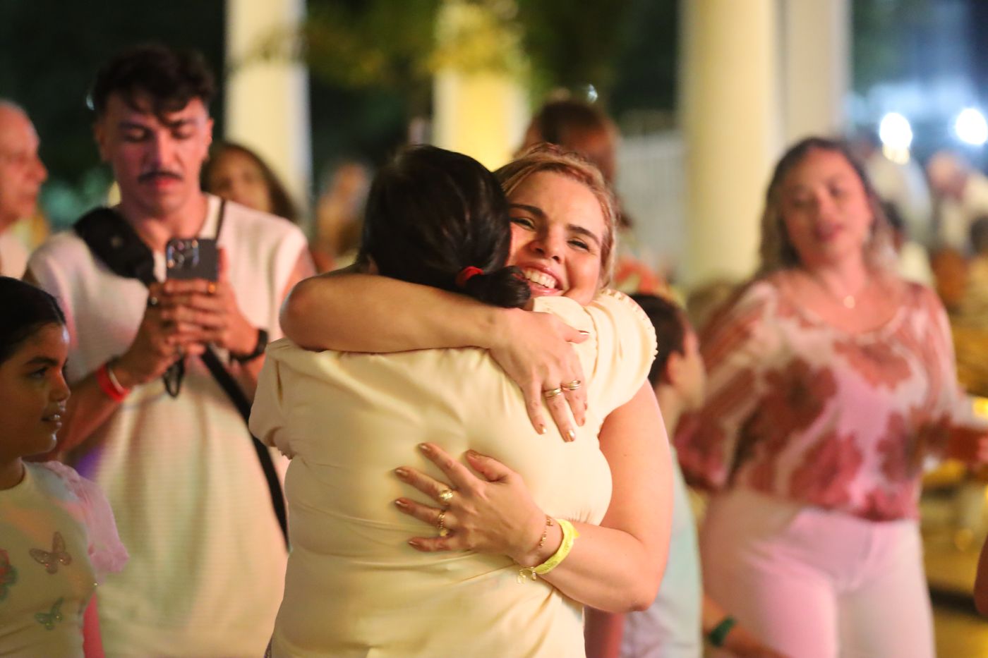 Duas convidadas se abraçando na festa