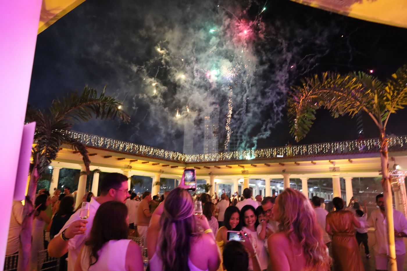 Fogos sobre o Náutico e convidados celebrando