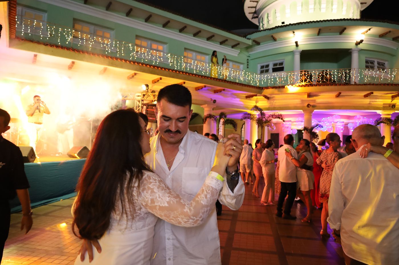 Casal dançando diante do palco