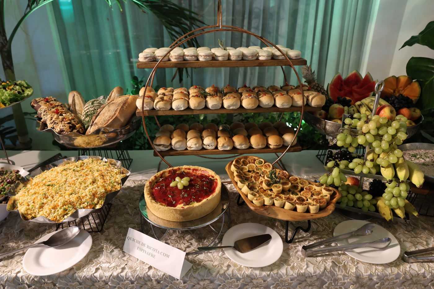 Torres de pães, tortas e frutas do buffet