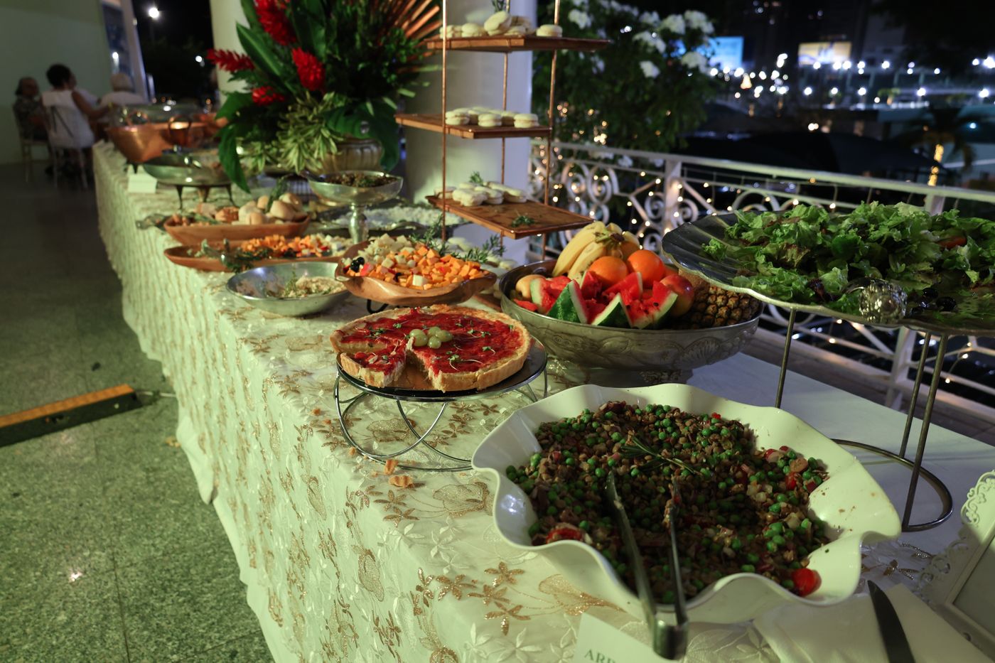 Buffet montado na varanda do clube