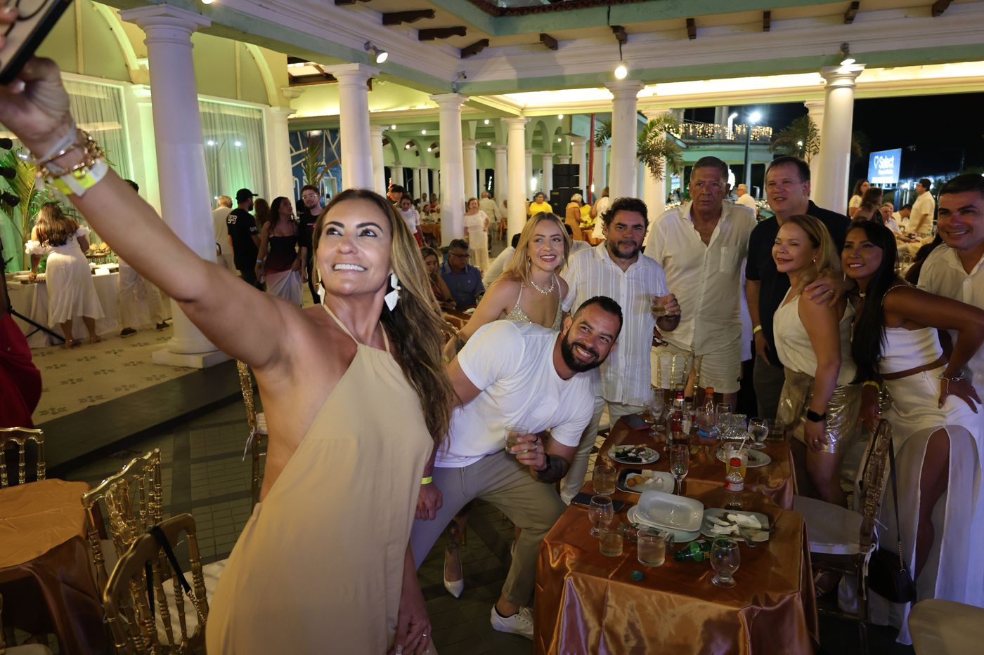 Grupo fazendo selfie na mesa